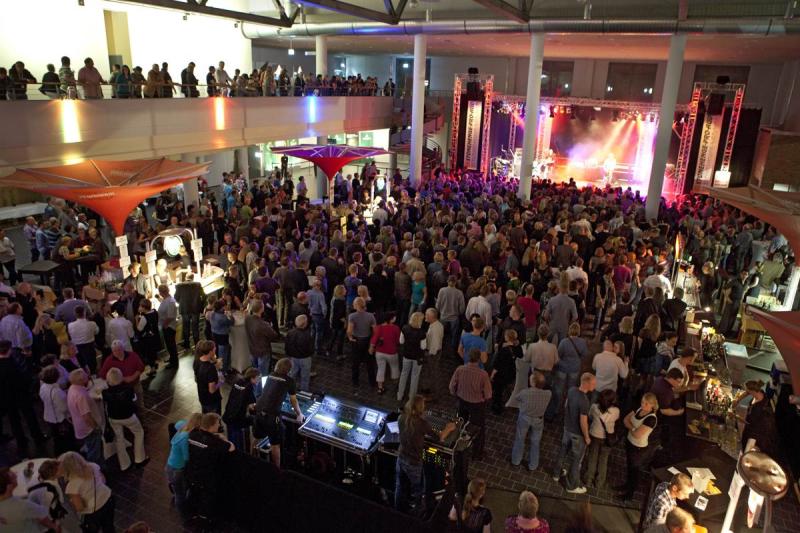 Party im Foyer des Kongresszentrums | © Messe Husum & Congress