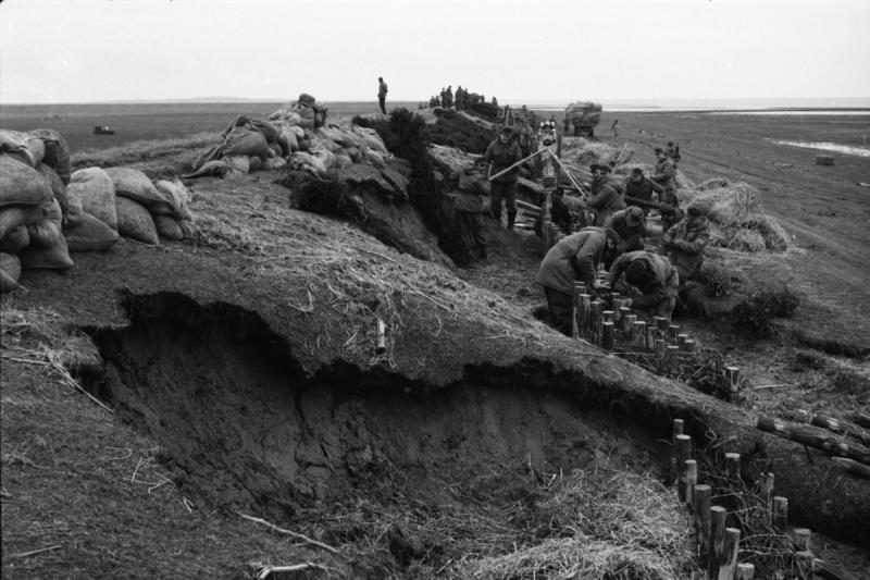 Küstenschutz: Notreparatur am Deich durch die Bundeswehr nach der Sturmflut 1962 | © Dr. Erich Wohlenberg