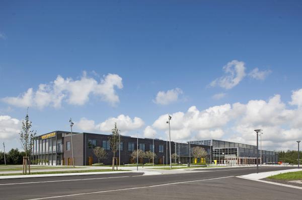 Direkt nebeneinander: Kongresszentrum und Messehalle